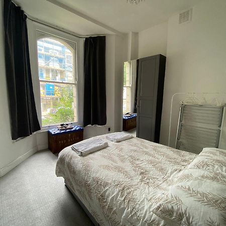 Bustling Western Apartment Лондон Экстерьер фото