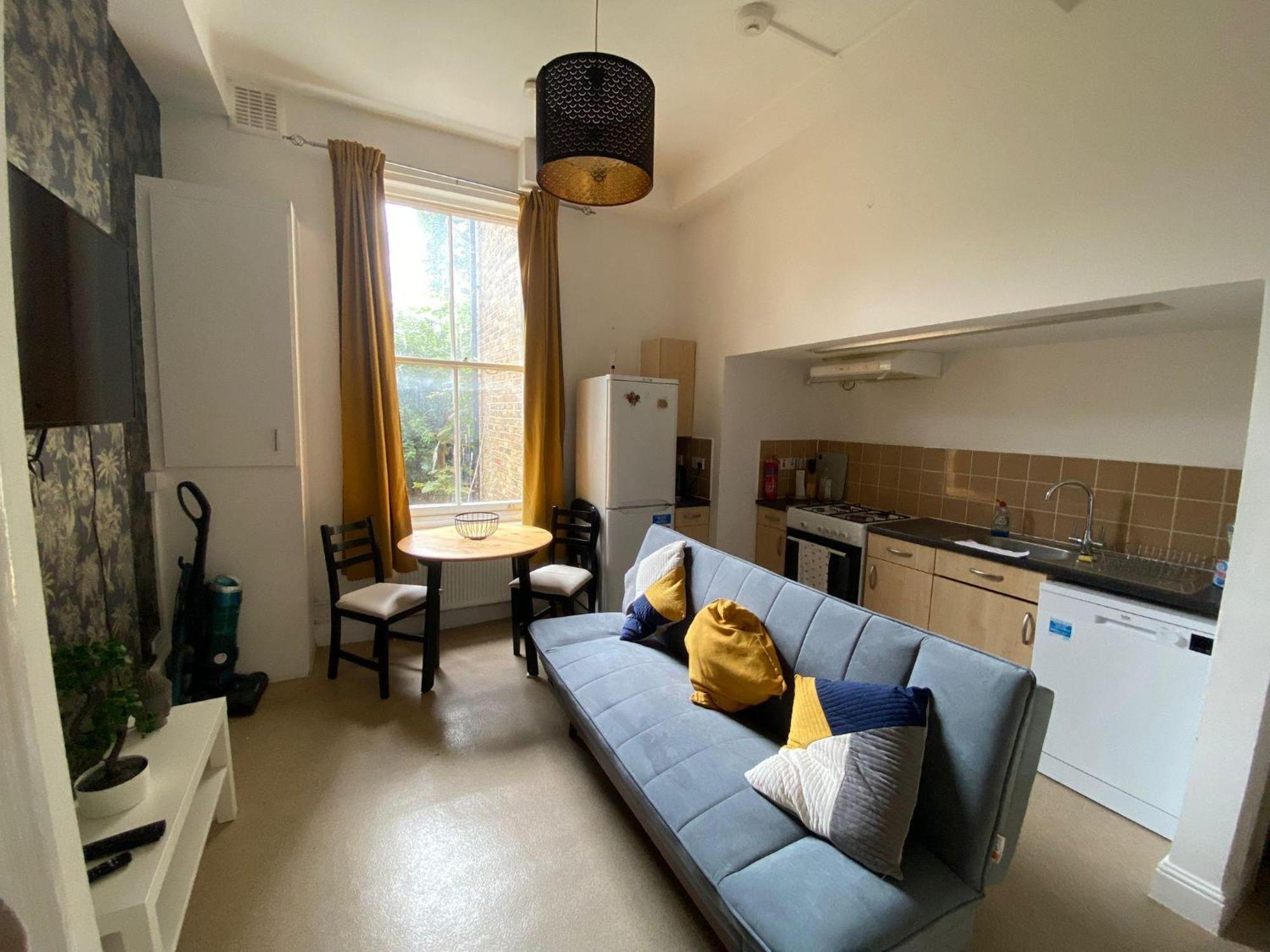 Bustling Western Apartment Лондон Экстерьер фото