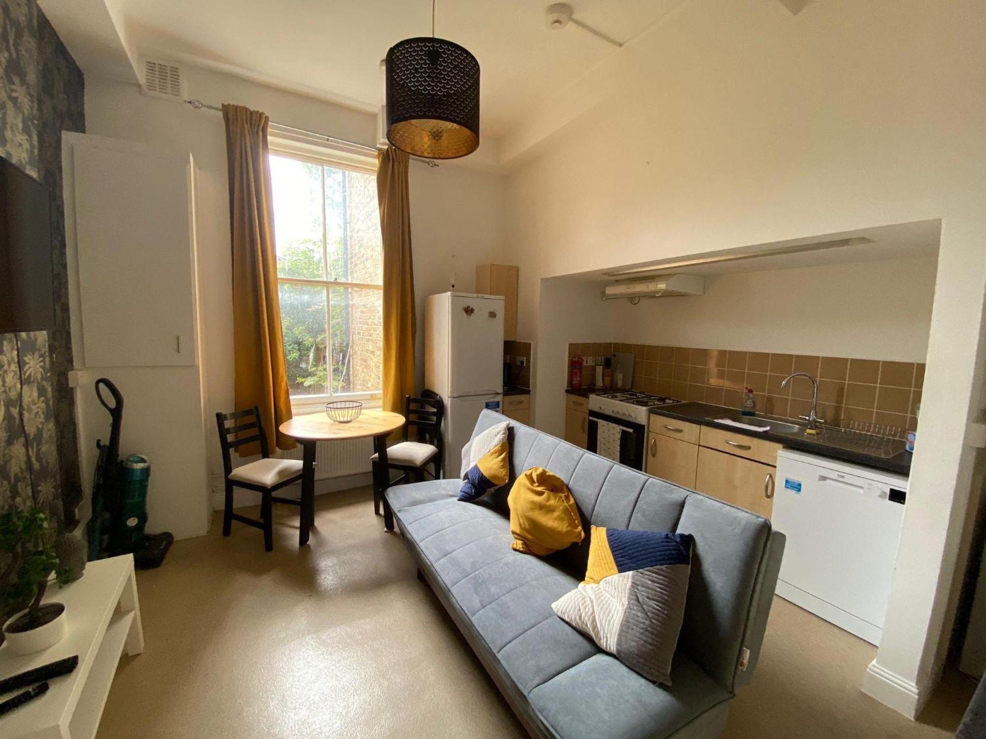 Bustling Western Apartment Лондон Экстерьер фото